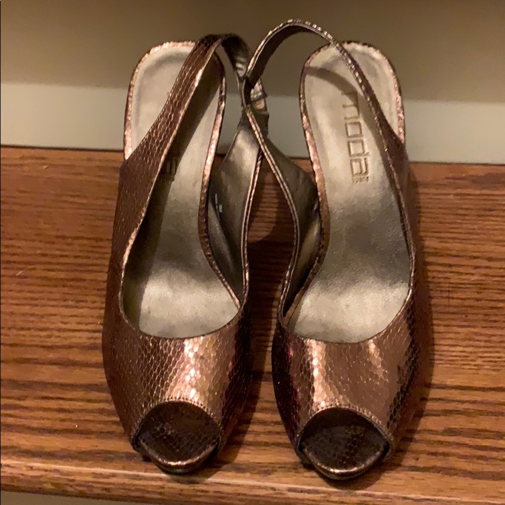 Shoes - Picture 2 of 7